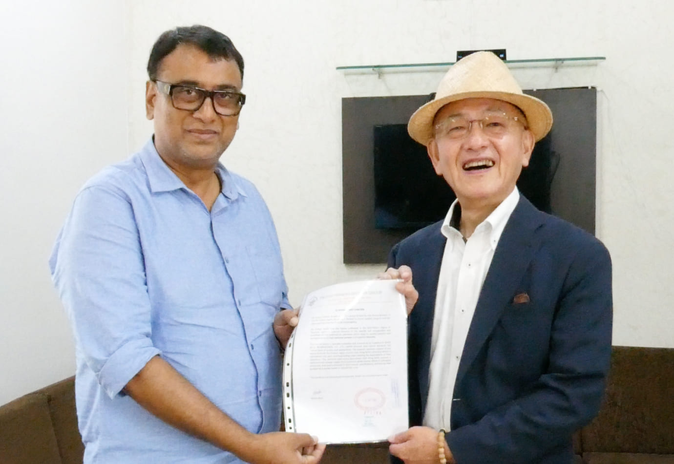 インド工場と社長が賞状を持っている写真